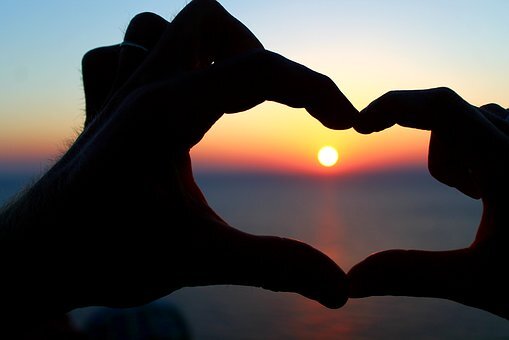 https://pixabay.com/ru/photos/закат-небо-силуэт-руки-совещание-3289469/