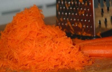 Mорковь натереть на средней терке.