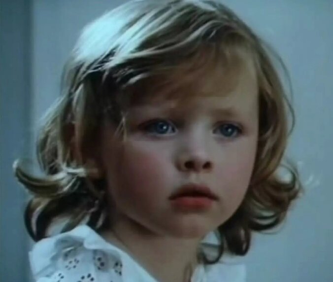 Там по сюжету присутствует странное существо — некий мальчик. Скриншот. Источник - YouTube.