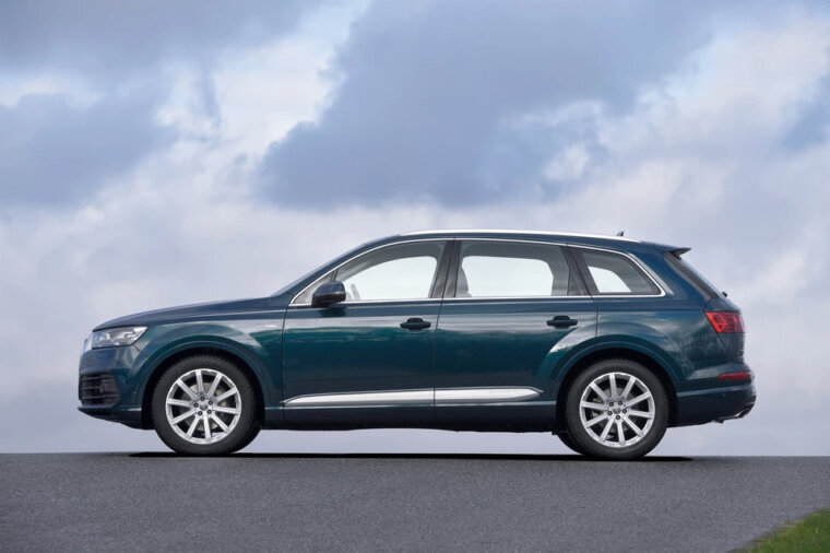 Сравнение touareg. Touareg q7. Туарег и Ауди q5. Фольксваген Туарег и Ауди ку 7. Touareg NF vs Audi q7 4l.