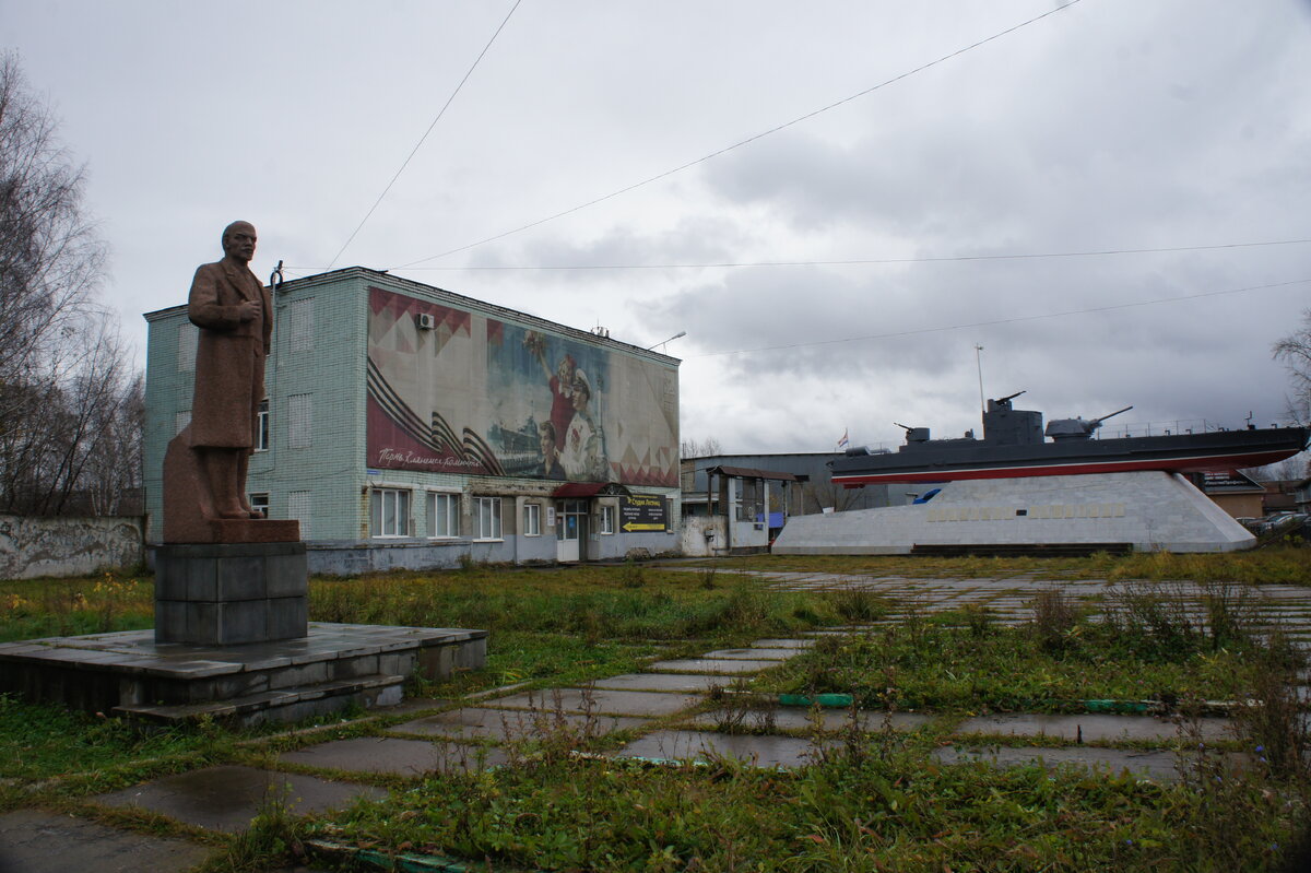 Почему стоит ленинский. Памятник бронекатер Пермь. Где стоит Ленин в Семее. Где щас Ленин находится.
