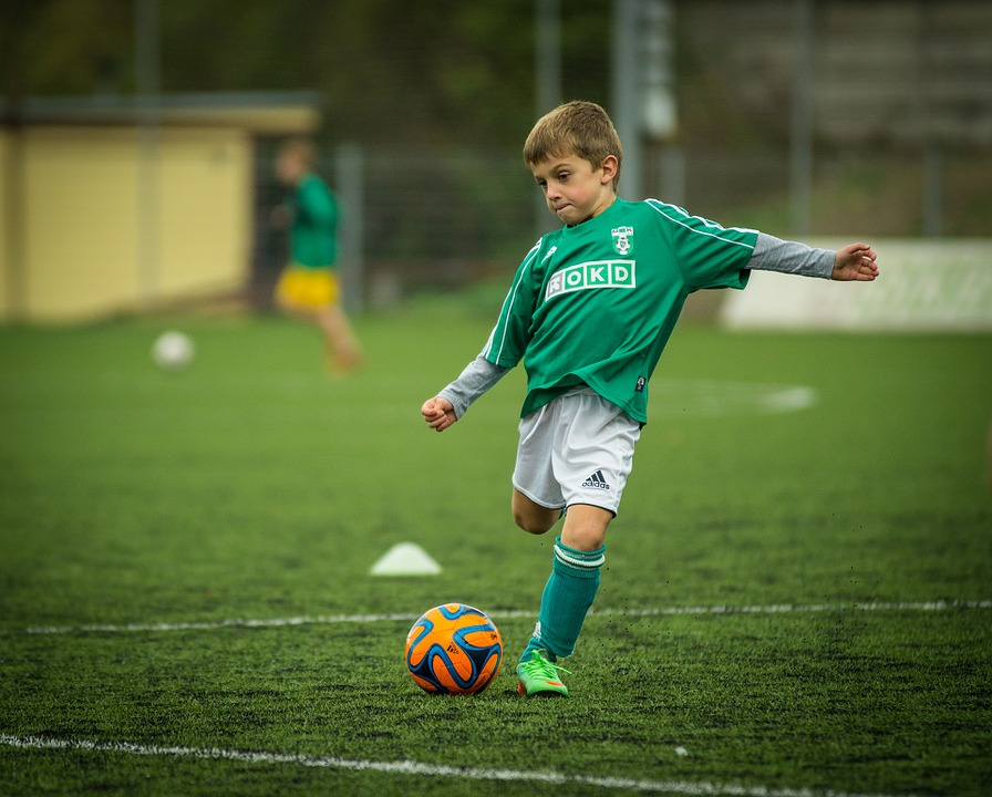 https://cdn.pixabay.com/photo/2015/01/26/22/40/child-613199_960_720.jpg