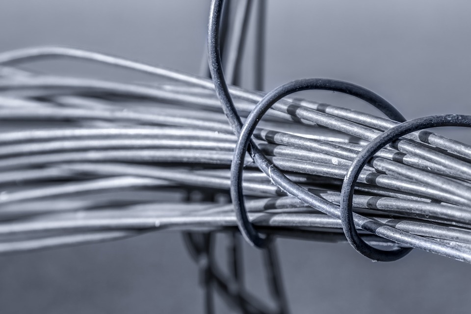 https://cdn.pixabay.com/photo/2019/01/01/17/51/wire-3907119_960_720.jpg