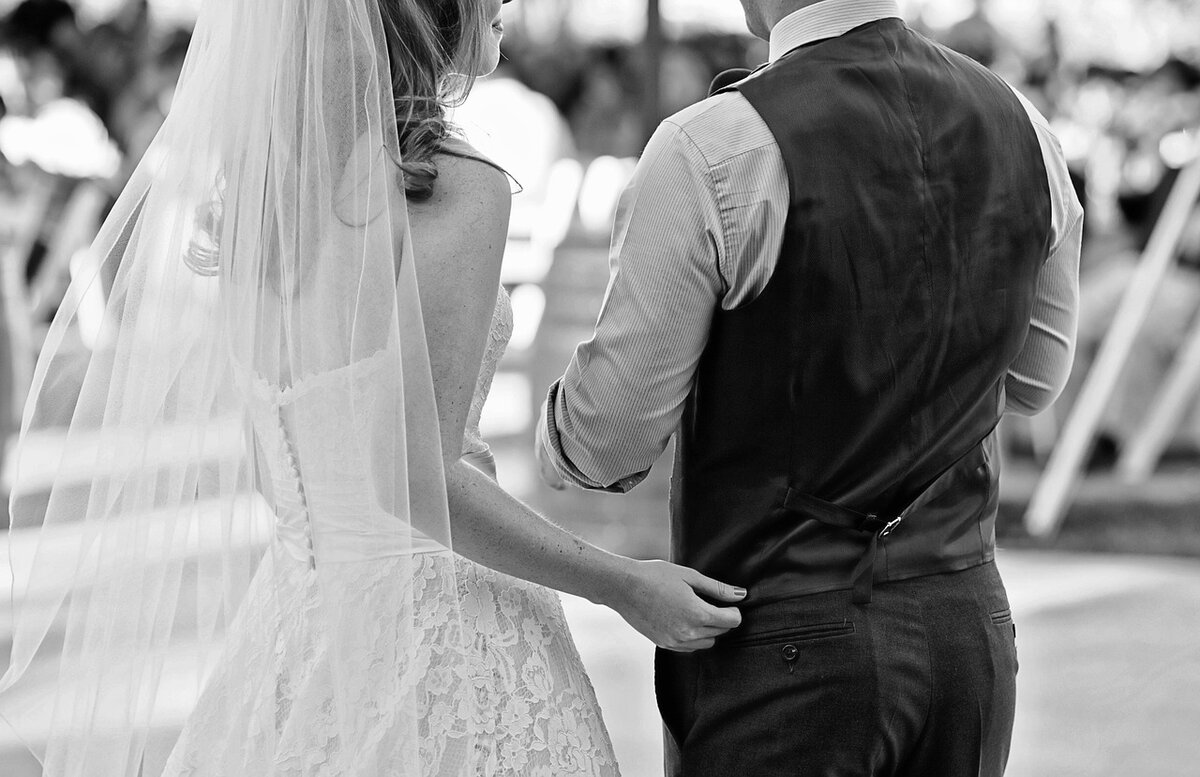 https://cdn.pixabay.com/photo/2016/01/27/17/11/wedding-1164933_1280.jpg
