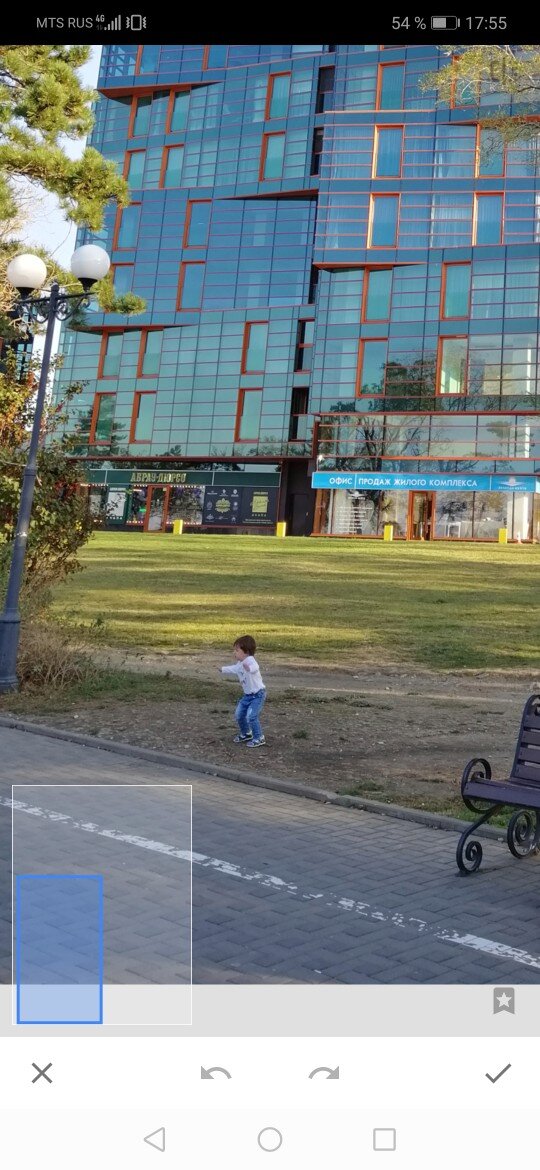 Увеличиваю зону с ребенком, и нужно просто выделить(провести пальцем) ребенка