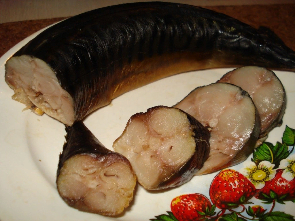 Можно варить скумбрию. Скумбрия на праздничный стол. Скумбрия пареная. Рыбник из скумбрии свежемороженой. Скумбрия в молоке.