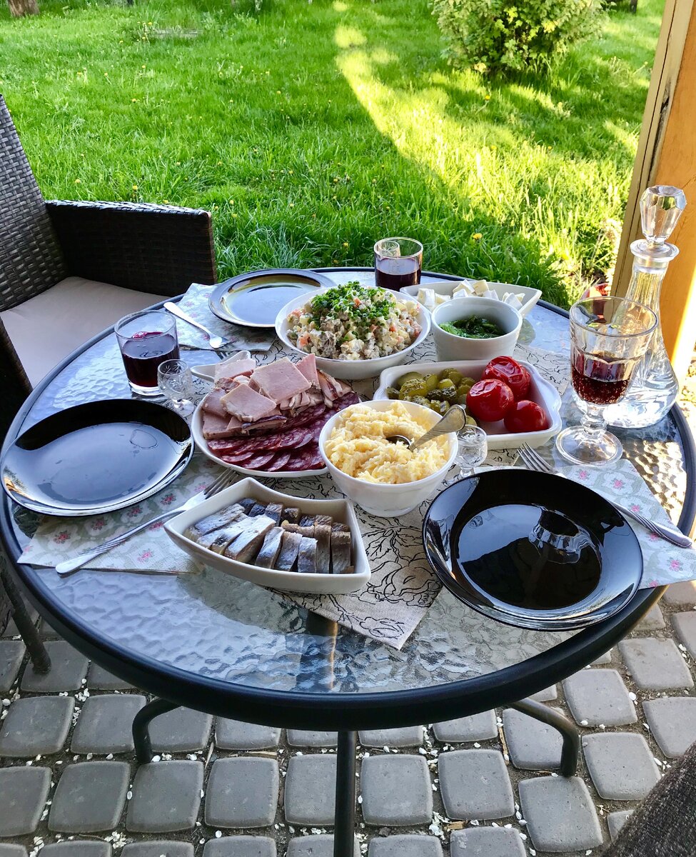 Дача ужин. Мандроги пикник-шашлык. Дача ужин. Ужин на даче. Летний стол.