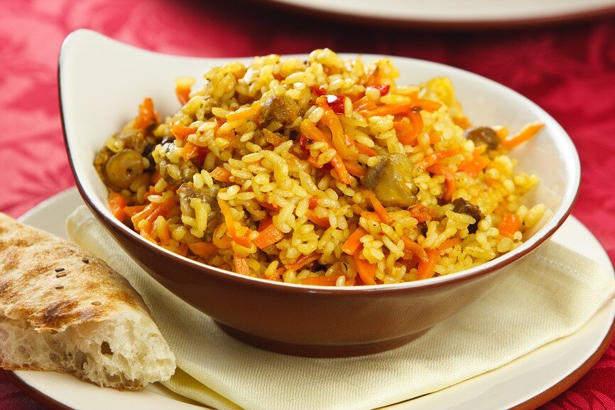 За час на сковороде можно приготовить ароматный и рассыпчатый плов.