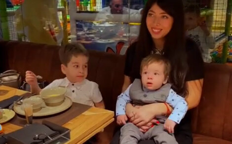 Баграт удивлённо смотрел на маму, которая держала в руках шикарный торт и пела ему песню
Фото: «Инстаграм»