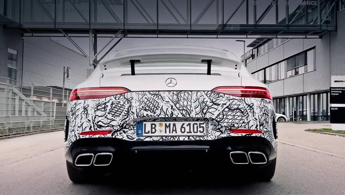 Mercedes-AMG GT 73 получит то же оборудование, что и версия AMG GT 63. Не нужно будет доплачивать за пневмоподвеску, адаптивные амортизаторы, полноуправляемое шасси, задний самоблокирующийся дифференциал с электронным управлением и углеродокерамические тормоза.