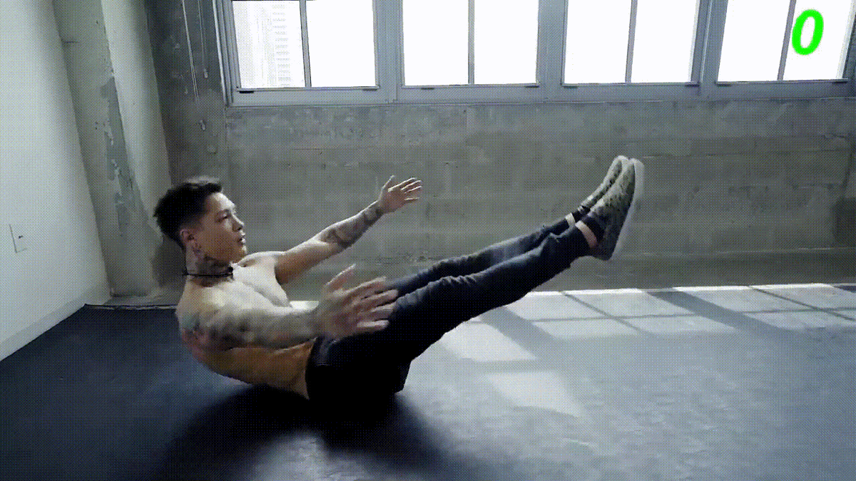 Поднимите ноги с пола и держите их прямо, руки разведены в стороны. Поднимаемся и дотягиваемся до ног.