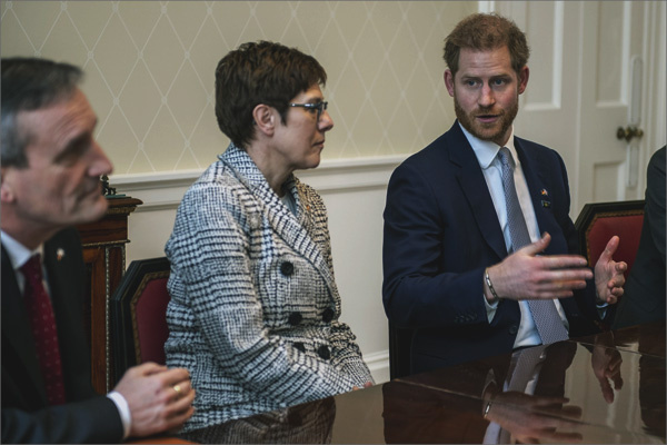 Встреча герцога Сассекского и Аннегрет Крамп-Карренбауэр. Фото из твиттера посольства Германии в Великобритании (https://twitter.com/GermanEmbassy)
