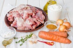 ШАГ 1:
Ингредиенты для приготовления тушенного кролика в сметане в мультиварке.