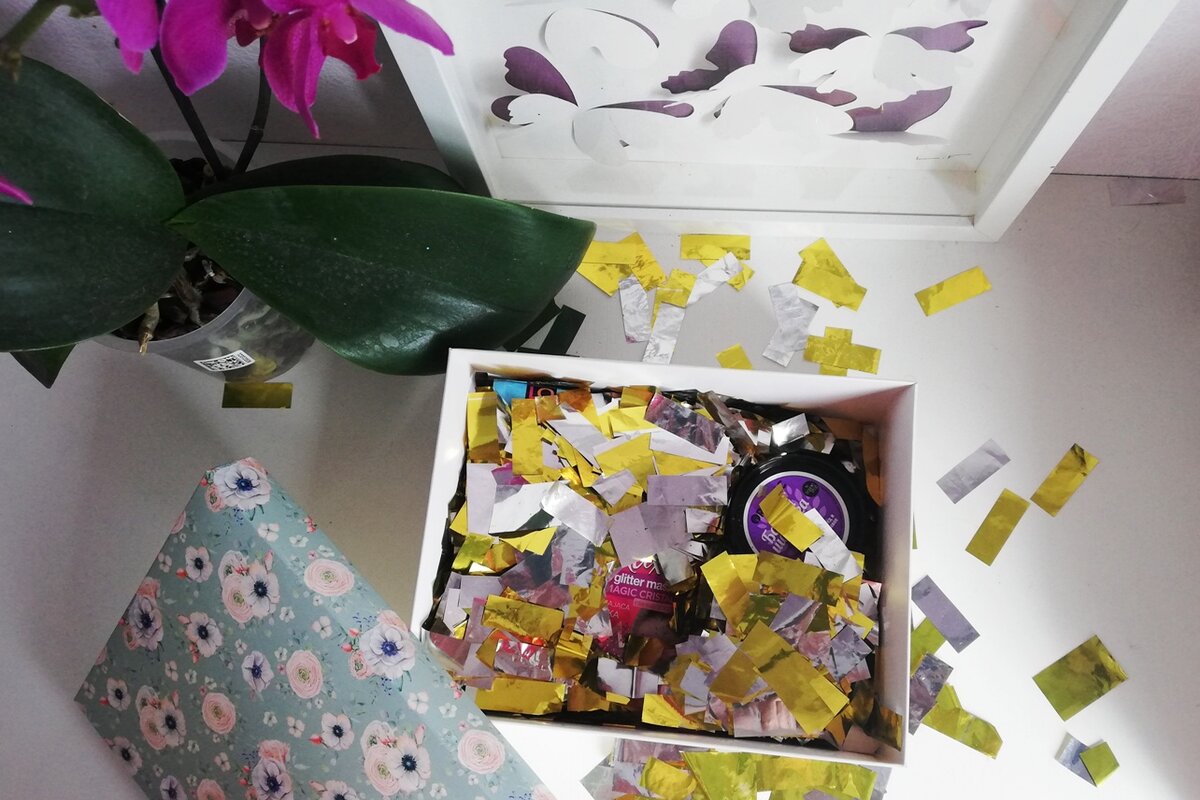 Получилась яркая и необычная упаковка подарка. Фото канала "Весело с детьми"