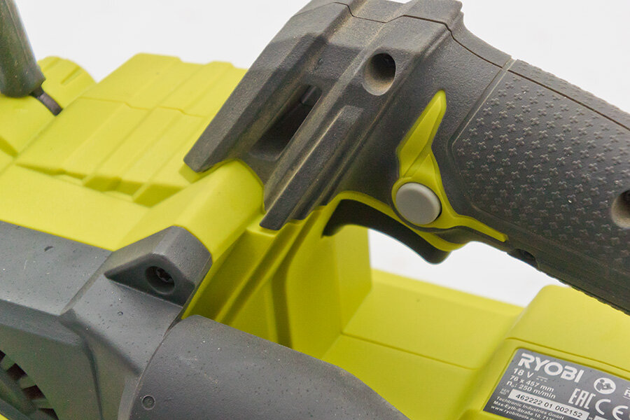 Ленточная шлифмашина Ryobi ONE+ R18BS. (Источник: фото автора)