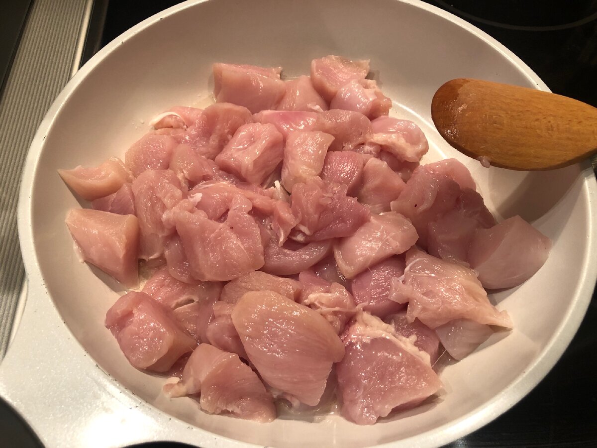 Всыпаем филе в разогретую сковороду