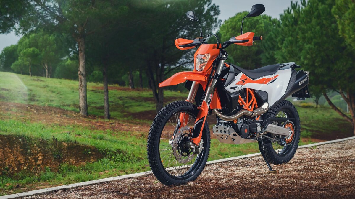 Эндуро мотоциклы 2024. КТМ 690 Enduro r. КТМ 690 эндуро. Мотоцикл КТМ 690 эндуро. KTM 690 Enduro r 2019.