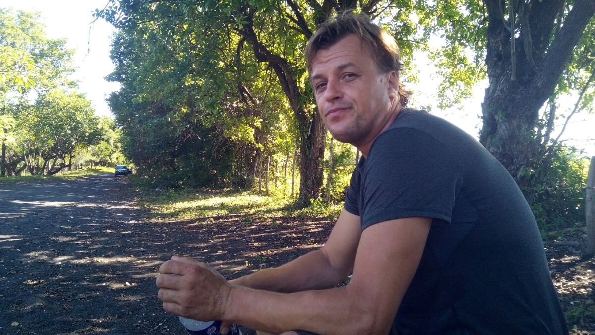 
Пашка сбегал в ближайший двор набрать в бутылку воды.
Вода явственно отдавала тиной и я особо ее не пила. Хотя Паша сказал, что местные пьют эту воду.
Иногда проезжают мотоциклисты. У Паши даже появилась мысль - отправить меня в Леон на мотике, а потом самому приехать. Но решил, что это будет небезопасно. Поэтому мы продолжали чего-то ждать.
Мимо нас проехал пикап, через полчаса он, развернувшись, поехал в нужном нам направлении. Мы его усиленно застопили.
Мужик отнекивался, что не в Леон едет, а просто немного вперед по дороге. Ок. Довези до куда получится.
Мужик на самом деле развозил булочки по окресным домам.
С ним мы проехали парочку километров.
После того, как он нас высадил, мы решили еще пару километров пройти пешком - там по карте была означена информационная точка на тропе к вулкану. Может там воды можно купить, ну или машин побольше.
Прошли километр и увидели надпись "продается бензин". В том дворе так же продавали и напитки. Правда единственной бутылкой в холодильнике была литровая бутылка содовой за 30кордоб.
Купили, выпили.
