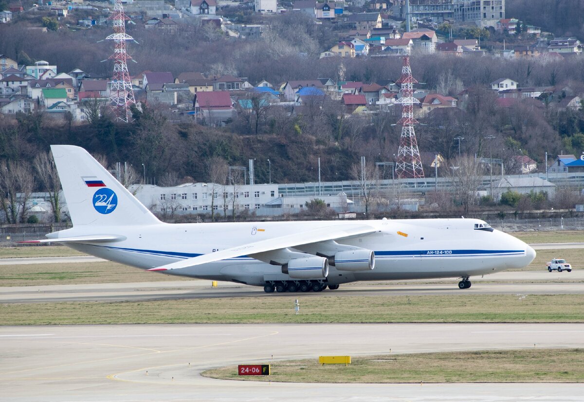 Антонов Ан-124-100 "Руслан", RA-82013 в аэропорту Сочи