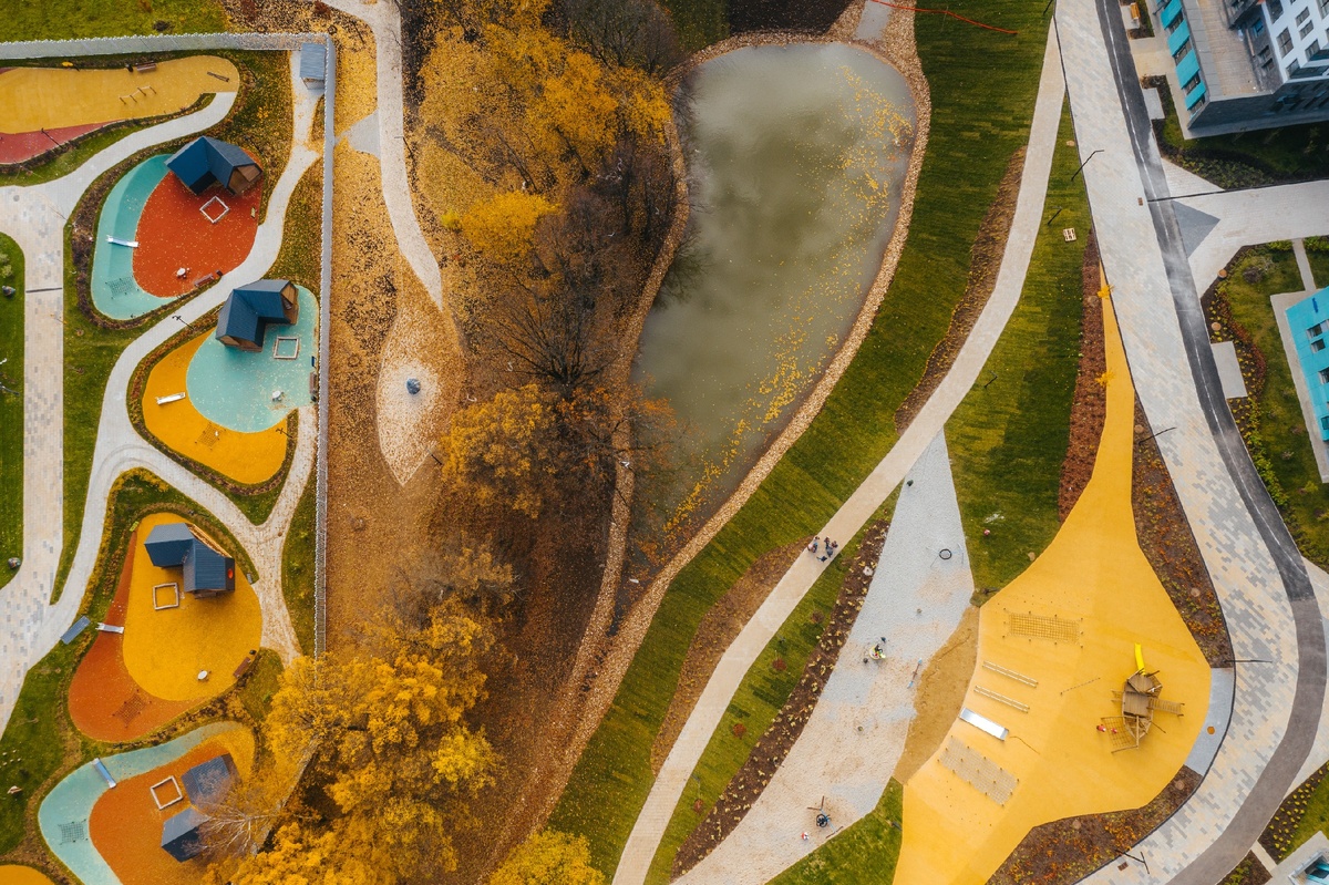 Во дворах ЖК «Скандинавия» есть все условия для приятных прогулок