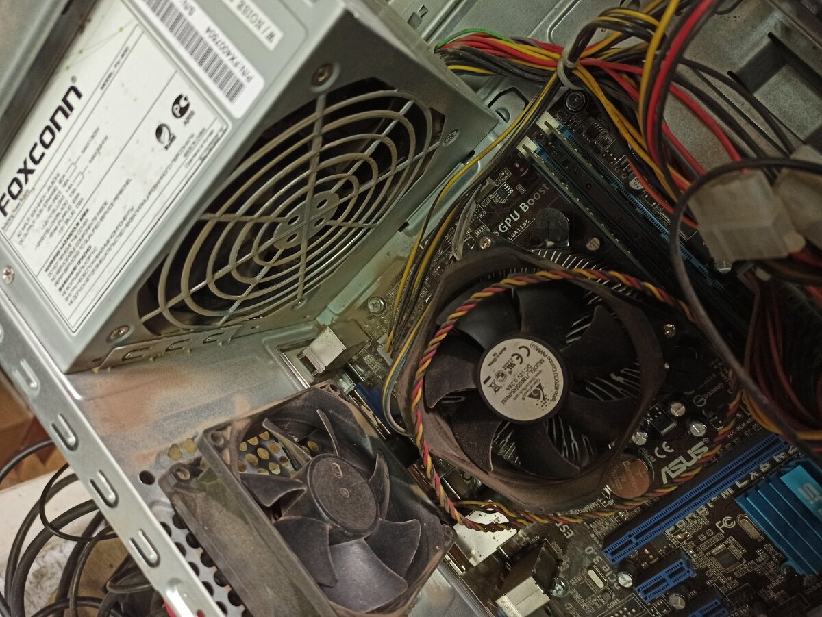 Слегка пыльный системник.