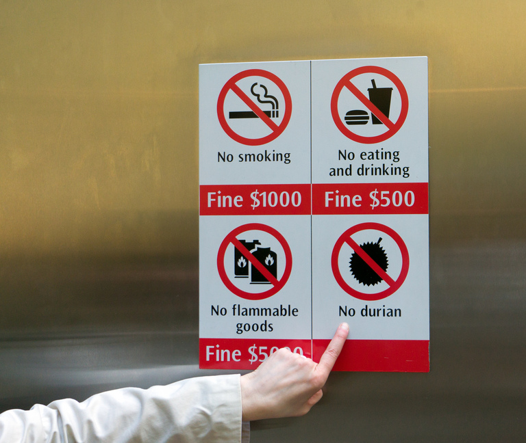 Знак с запретом на пронос дуриана есть практически во всех местах Таиланда.
