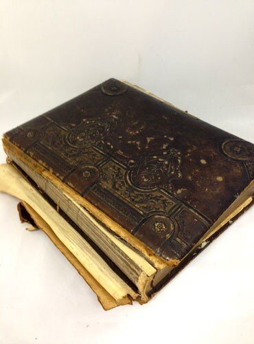 В таком состоянии часто приносят старые альбомы в ремонт. А на втором фото справа - результат нашей работы!