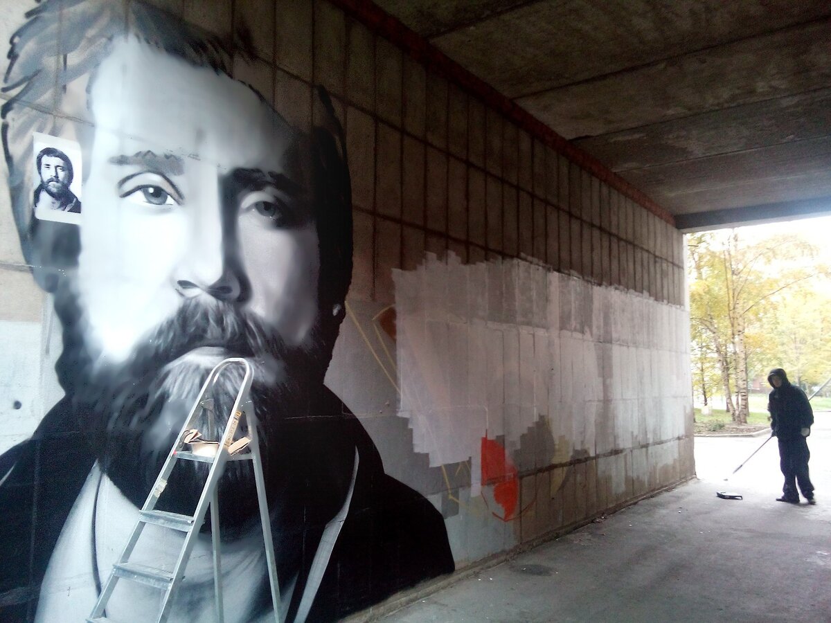 Процесс создания граффити с Высоцким 