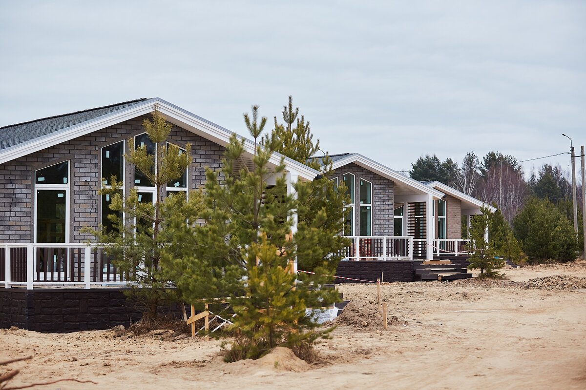 На кровлях  гибкая черепица SHINGLAS.  Фасадные элементы исполнены частично плиткой HAUBERK, с элементами финишной фасадной штукатурки.