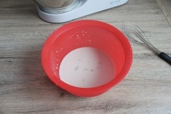 ШАГ 2:
Теплое молоко смешаем с дрожжами и ложкой сахара.Дадим подняться шапочке.