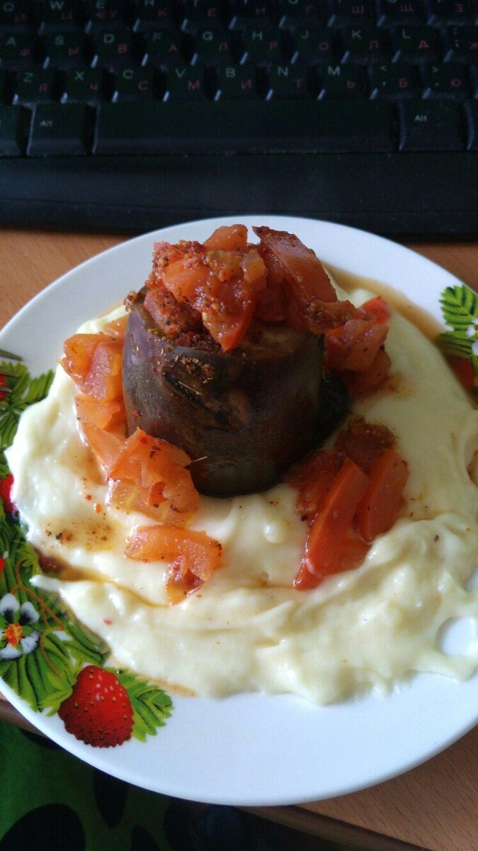 Картофельное пюре и баклажаны под томатной подушкой