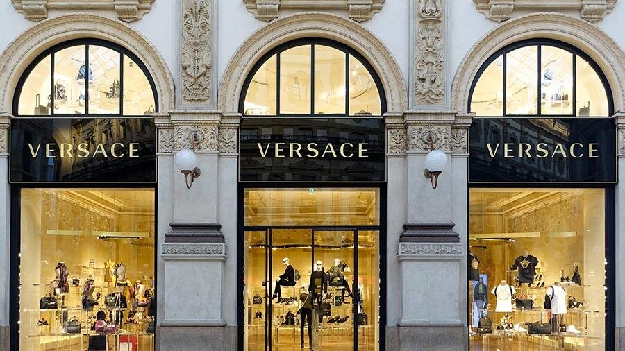 Versace - один из брендов, производит элитные кожаные аксессуары и джинсы Versace, основан в 1978 году в Милане, Италия, Джанни Версаче.