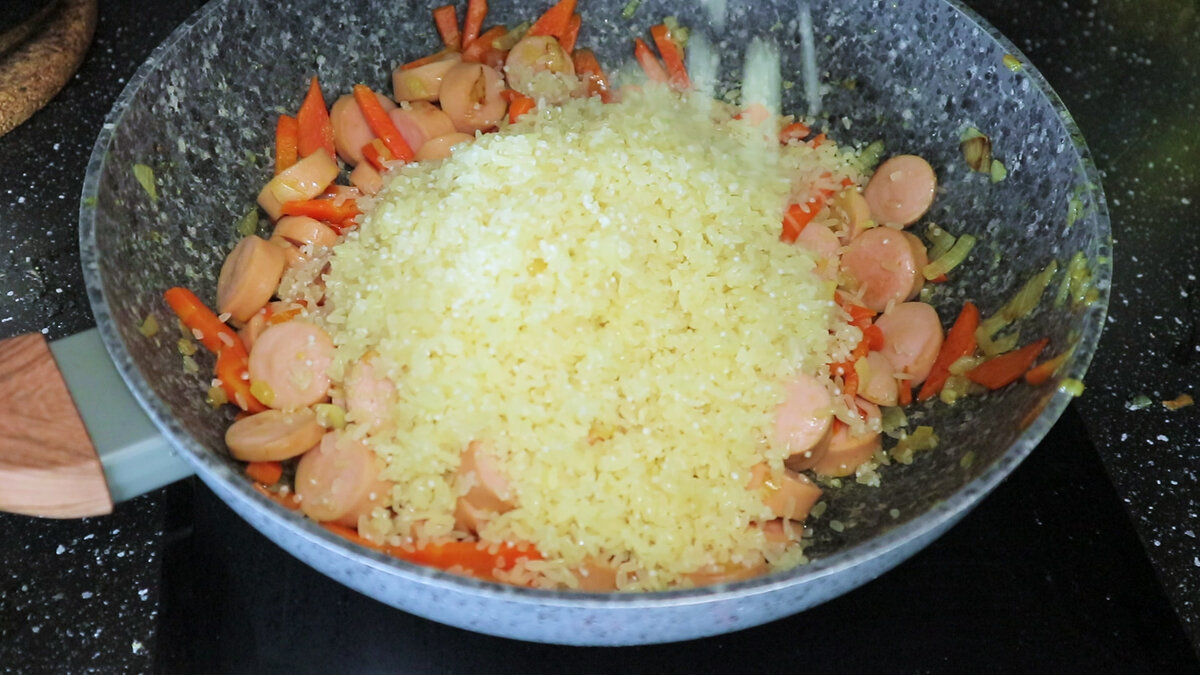 Плов с сосисками. Быстрый и вкусный ужин на сковороде