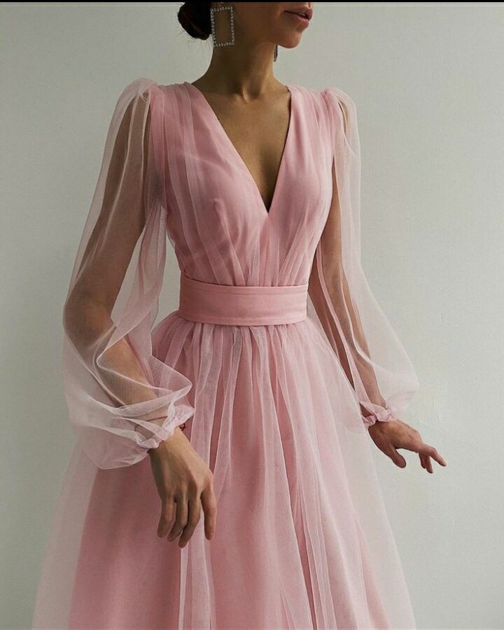 Лёгкое ,пышное,подчёркивающее талию