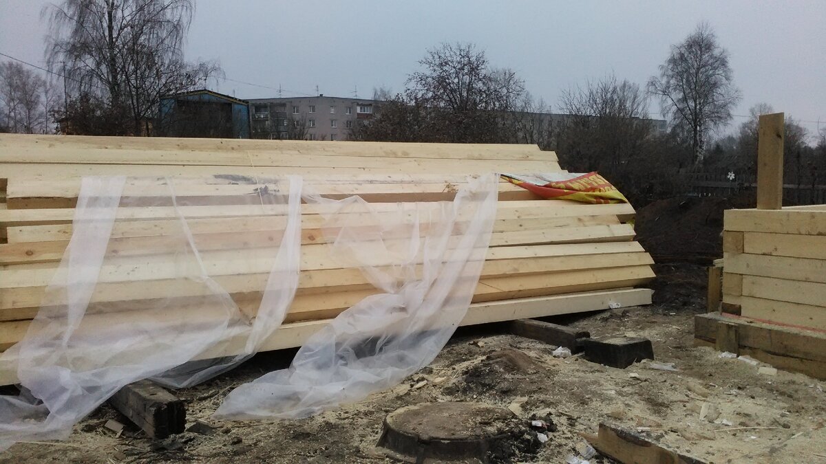 Брус на нашем участке во время активных работ, осень 2014 года