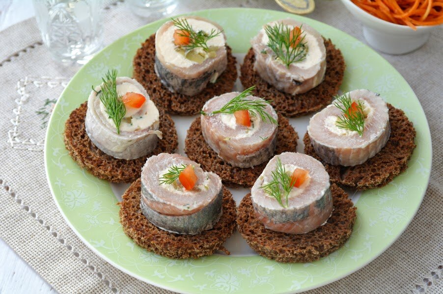 Бутерброды с селедкой и морковью: рецепт с фото