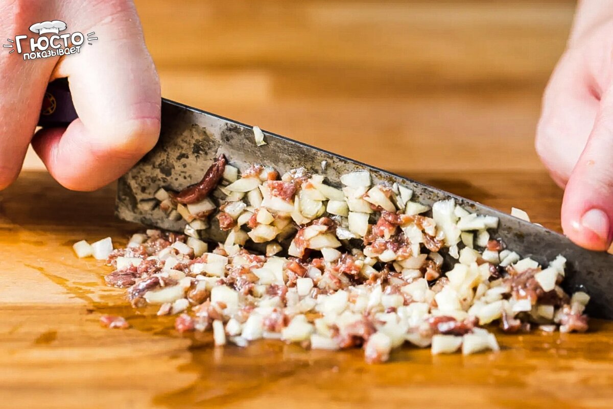 Измельчаем анчоусы и чеснок вместе, пока смесь не станет однородной.