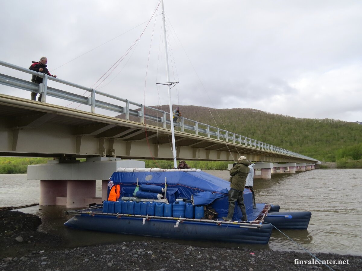 Ставим мачту с моста возле Ключей.