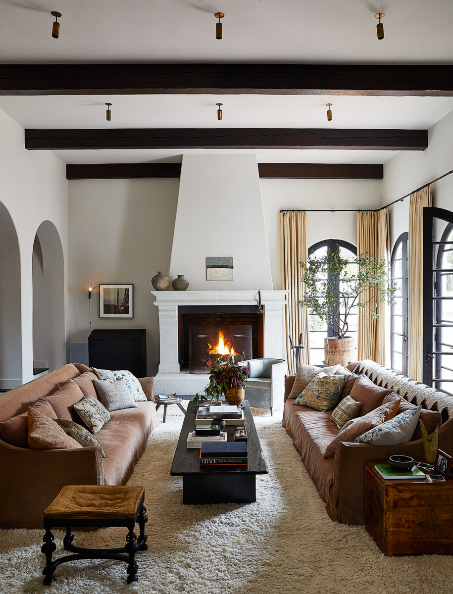 Хотя два дивана в гостиной и кажутся предметами с историей, сделаны они были на заказ специально для Кендалл Дженнер. Винтажные подушки, Richard Shapiro Studiolo, из галерей Pat McGann и Brenda Antin; ковер с высоким ворсом, Woven.
