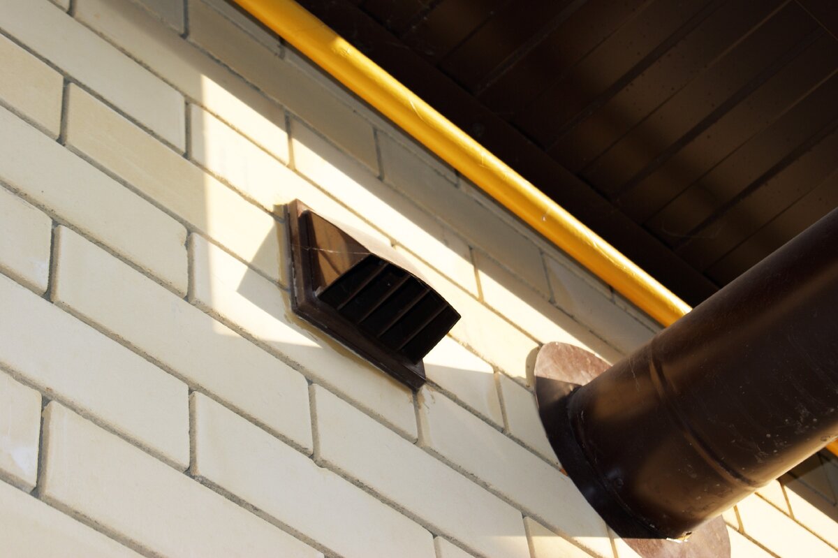 Так выглядит готовая вентиляция с наружи дома