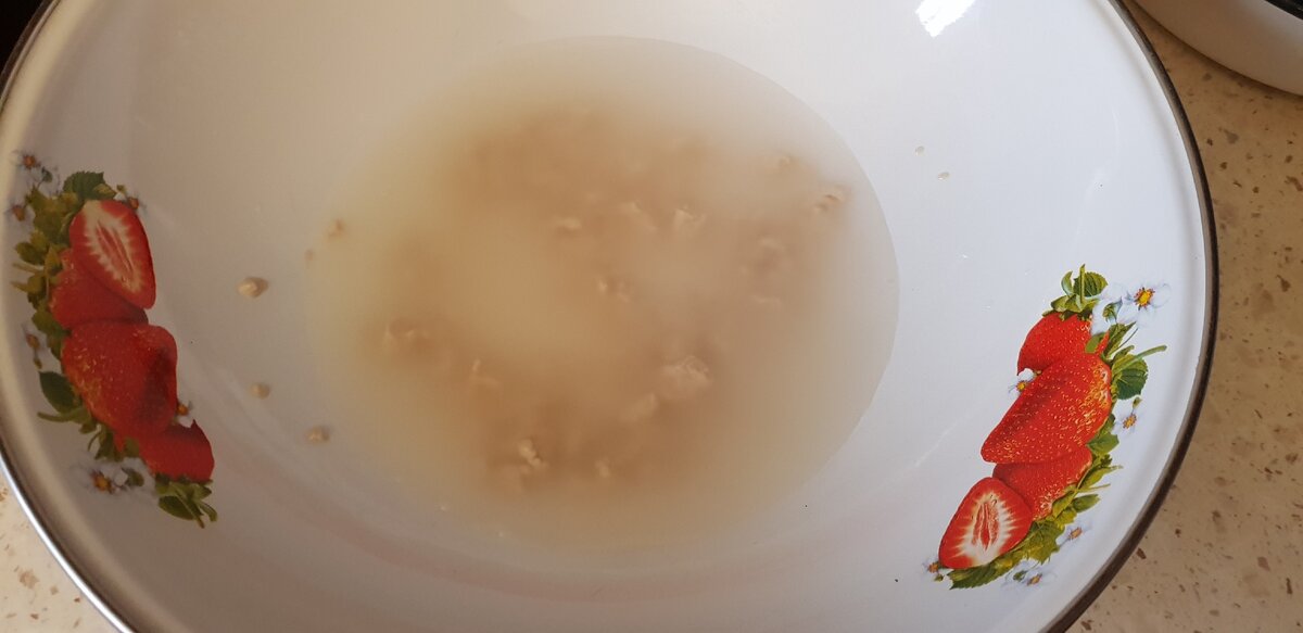 Наливаем воду и размешиваем