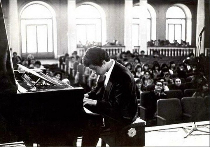 Юный пионер и пианист Якубов в баиловской школе