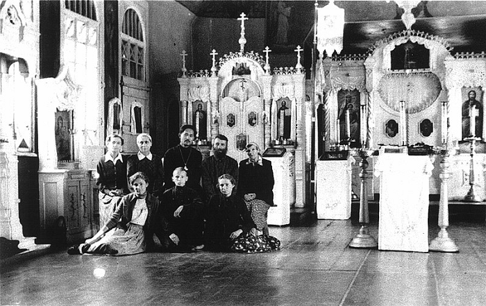 Священник в Преображенской церкви в Корпусном городке с прихожанами. Три женщины с непокрытой головой