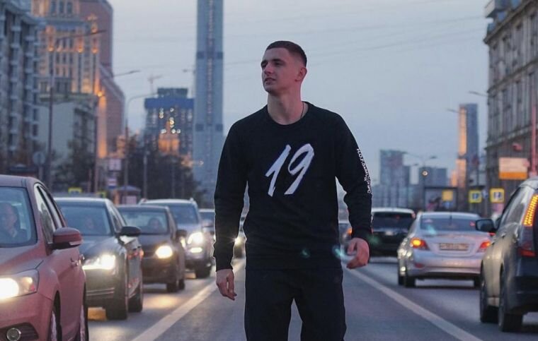 Знаменитый блогер, Михаил Литвин, очередной раз шокировал публику своим эксцентричным поступком. Звезда YouTube сжёг собственный Mercedes, который стоил ему без малого 13 миллионов рублей.