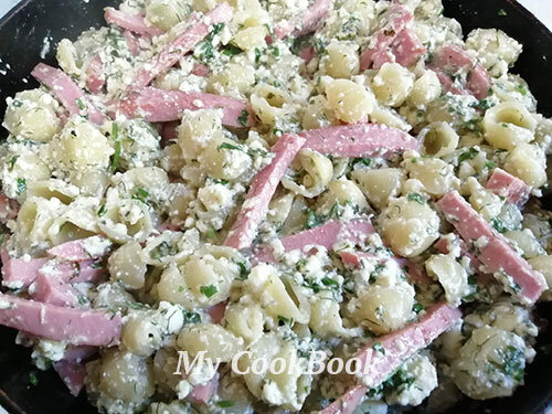 Сливочные макароны с колбасой и сыром