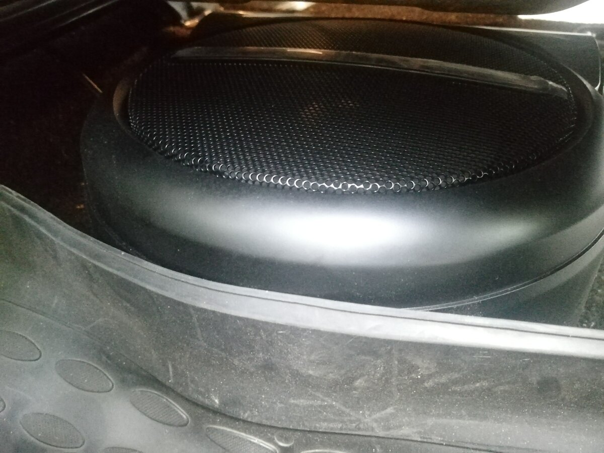 По высоте и ширине идеально. По длине саб чуть-чуть подпирает коврик по центру, но ногам не мешает. Листай вправо >>>