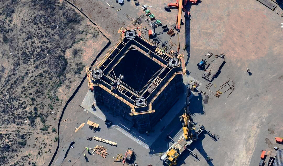 Основание башни обслуживания крупным планом, фото RGV Aerial Photography