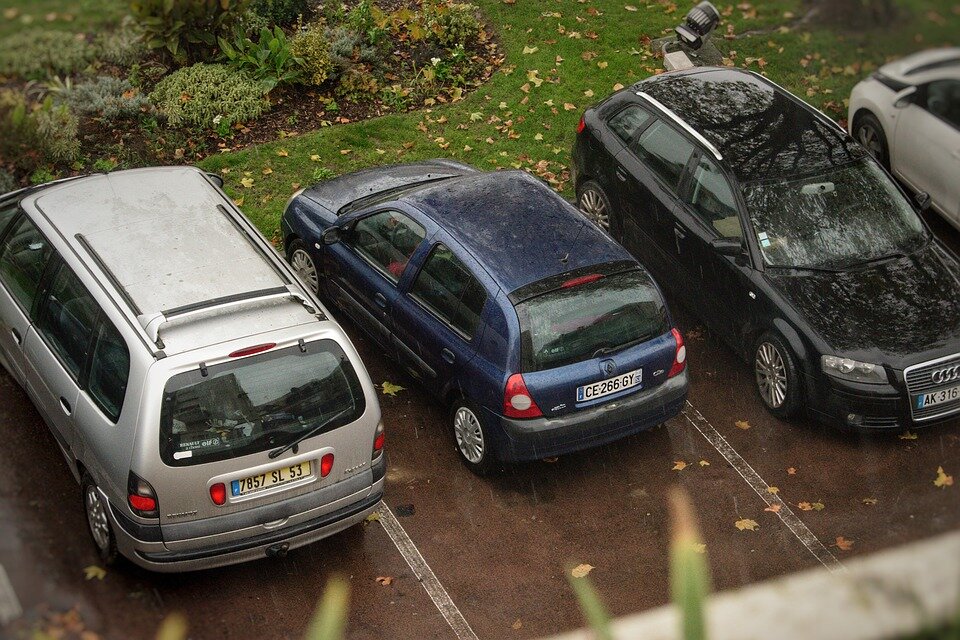 Как лучше парковать свою машину – передом или задом