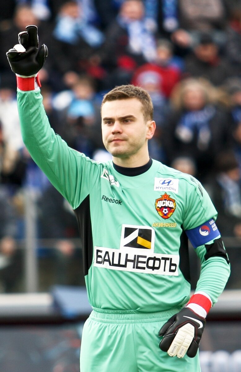 Игорь в том сезоне провёл 13 матчей и пропустил 11 мячей. Как раз в том же сезоне он дебютировал за основной состав команды.