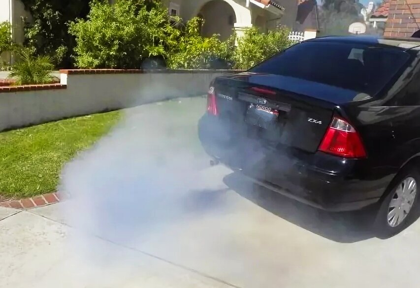 сизый дым из выхлопной. белый дым из глушителя. синий дым из выхлопной трубы бензинового. синий дым из глушителя. почему идет синий дым.